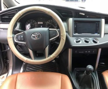 Toyota Innova  2.0E  2018 - Bán Toyota Innova 2.0E năm sản xuất 2018, màu xám số sàn