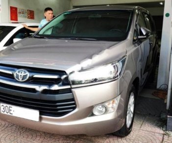 Toyota Innova 2.0E 2017 - Cần bán xe Toyota Innova 2.0E 2017, màu vàng như mới, giá chỉ 715 triệu