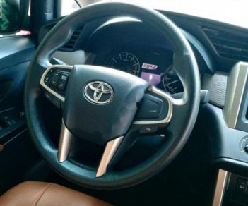 Toyota Innova 2.0E 2017 - Cần bán xe Toyota Innova 2.0E 2017, màu vàng như mới, giá chỉ 715 triệu