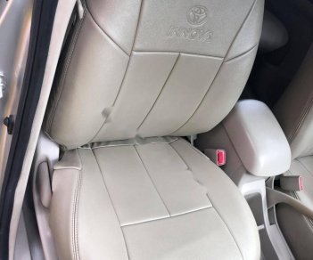 Toyota Innova 2015 - Cần bán xe Toyota Innova đời 2015, màu bạc