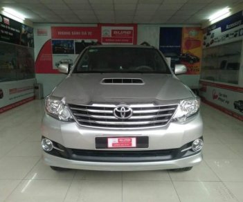 Toyota Fortuner 2016 - Bán Toyota Fortuner đời 2016, màu bạc số sàn, 945 triệu