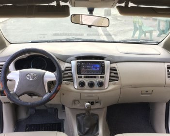 Toyota Innova   2.0 MT  2015 - Bán Toyota Innova 2.0 MT 2015, màu bạc số sàn