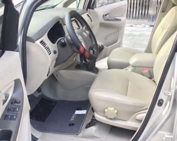 Toyota Innova   2.0 MT  2015 - Bán Toyota Innova 2.0 MT 2015, màu bạc số sàn