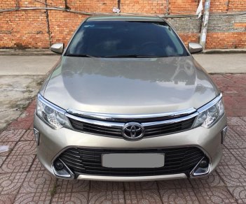 Toyota Camry 2.0E 2018 - Bán gấp Camry 2.0E tự động 4/2018, màu vàng cát xe đi 6000 km
