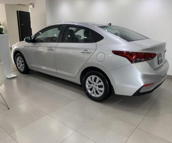 Hyundai Accent 2018 - Bán Hyundai Accent base bạc xe có sẵn giao ngay, giá tốt, hỗ trợ vay trả góp