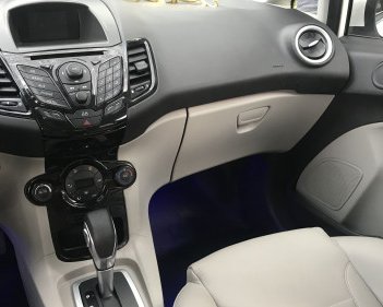 Ford Fiesta 1.5 AT Titanium 2017 - Cần bán gấp Ford Fiesta 1.5 AT Titanium sản xuất năm 2017, màu trắng như mới