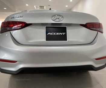 Hyundai Accent 2018 - Bán Hyundai Accent base bạc xe có sẵn giao ngay, giá tốt, hỗ trợ vay trả góp