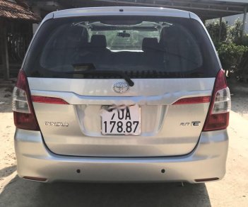 Toyota Innova 2.0E 2014 - Bán xe cũ Toyota Innova 2.0E đời 2015, màu bạc còn mới