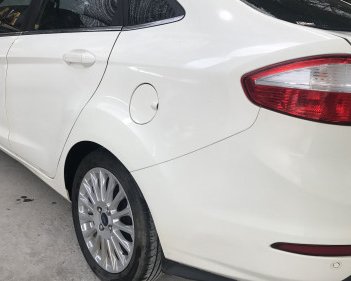 Ford Fiesta 1.5 AT Titanium 2017 - Cần bán gấp Ford Fiesta 1.5 AT Titanium sản xuất năm 2017, màu trắng như mới