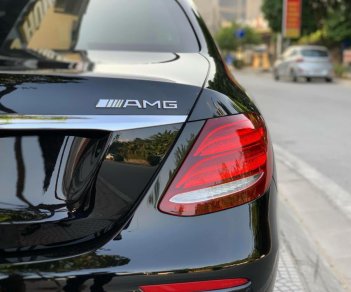 Mercedes-Benz E class E300 AMG 2017 - Bán xe Mercedes-Benz E class sản xuất 2017 màu đen cực mới