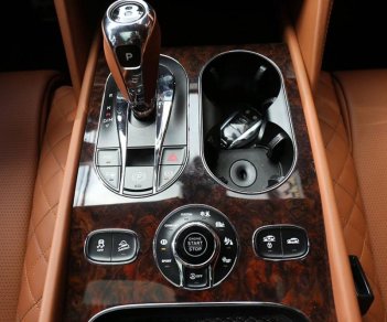 Bentley Bentayga First Edition 2016 - Bentley Bentayga First Edition, model 2016, màu bạc, nhập khẩu nguyên chiếc