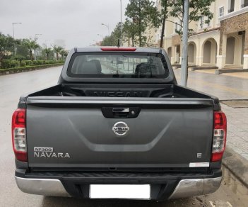 Nissan Navara E 2.5MT 2017 - Gia đình bán Nissan Navara E 2017, màu xám, nhập khẩu, mới 99%