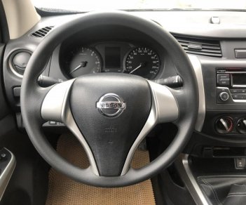 Nissan Navara E 2.5MT 2017 - Gia đình bán Nissan Navara E 2017, màu xám, nhập khẩu, mới 99%