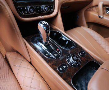 Bentley Bentayga First Edition 2016 - Bentley Bentayga First Edition, model 2016, màu bạc, nhập khẩu nguyên chiếc