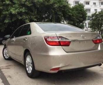 Toyota Camry  2.0E 2016 - Bán Toyota Camry 2.0E sản xuất 2016, màu vàng giá cạnh tranh