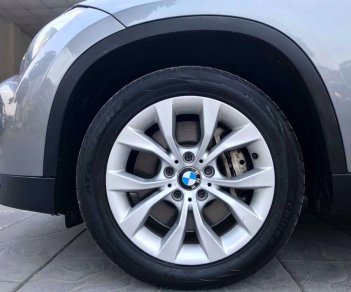 BMW X1 2010 - Bán xe BMW X1 sản xuất 2010 màu xám (ghi), giá 587 triệu, xe nhập