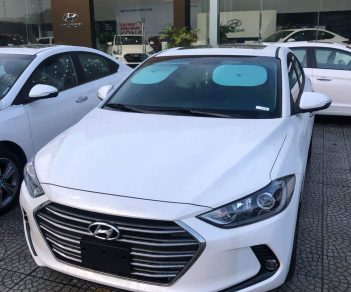 Hyundai Elantra 2018 - Cần bán Hyundai Elantra đời 2018 màu kem (be), giá chỉ 554 triệu