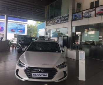 Hyundai Elantra  1.6 AT  2018 - Bán ô tô Hyundai Elantra 1.6 AT năm sản xuất 2018, 200tr