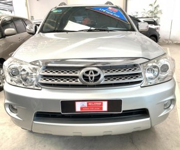 Toyota Fortuner V 4x4 2011 - Bán Toyota Fortuner V 4x4 sản xuất năm 2011, màu bạc, giá hấp dẫn