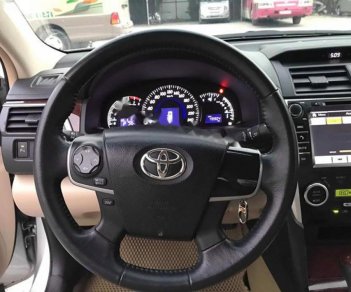 Toyota Camry 2.0E 2013 - Cần bán Toyota Camry 2.0E năm 2013, màu bạc như mới, giá tốt