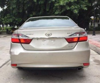 Toyota Camry  2.0E 2016 - Bán Toyota Camry 2.0E sản xuất 2016, màu vàng giá cạnh tranh