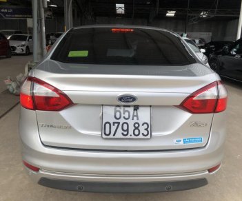 Ford Fiesta 1.5AT Titanium 2015 - Bán Ford Fiesta 1.5AT Titanium màu bạc 2015, full options xe cực mới