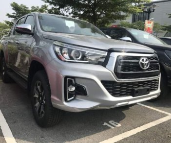 Toyota Hilux 2.8AT (4x4) 2018 - Bán Toyota Hilux sản xuất năm 2018, màu bạc, xe nhập