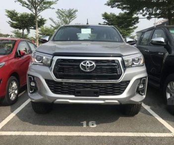 Toyota Hilux 2.8AT (4x4) 2018 - Bán Toyota Hilux sản xuất năm 2018, màu bạc, xe nhập