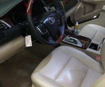 Toyota Camry E 2014 - Bán xe Toyota Camry 2014, tên tư nhân chính chủ, mới đi được 2,5 vạn km