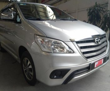 Toyota Innova 2.0E 2016 - Bán xe Toyota Innova 2.0E 2016, màu bạc còn quá mới