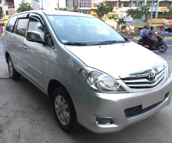 Toyota Innova mt 2009 - Bán em Toyota Innova 2009 số sàn, màu bạc, xe rất đẹp nhé