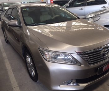 Toyota Camry 2.0E 2013 - Bán xe Toyota Camry 2.0E đời 2013, màu nâu vàng