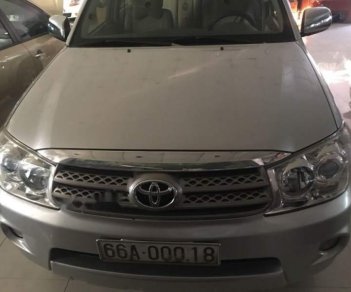 Toyota Fortuner 2010 - Cần bán Toyota Fortuner năm 2010, màu bạc xe gia đình 