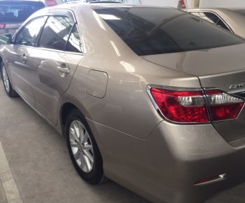 Toyota Camry 2.0E 2013 - Bán xe Toyota Camry 2.0E đời 2013, màu nâu vàng