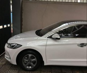 Hyundai Elantra  MT 2017 - Bán xe Hyundai Elantra MT 2017, màu trắng xe gia đình