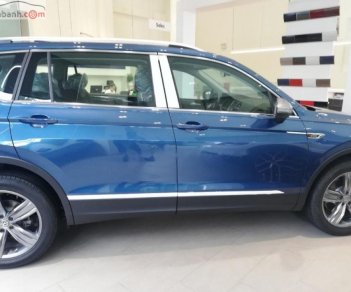 Volkswagen Tiguan 2018 - Bán ô tô Volkswagen Tiguan đời 2018, màu xanh lam, nhập khẩu nguyên chiếc