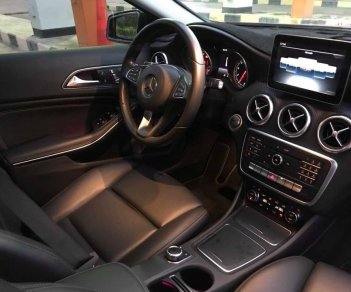 Mercedes-Benz A class A200 2017 - Cần bán gấp Mercedes A200 đời 2017 số tự động, xe màu đỏ đô