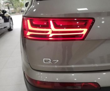 Audi Q7 3.0 2016 - Cần bán Audi Q7 3.0L, SX 2016, màu vàng, nhập khẩu nguyên chiếc