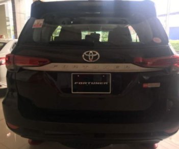 Toyota Fortuner 2.4 MT 2018 - Cần bán lại xe Toyota Fortuner 2.4 MT năm sản xuất 2018, màu đen số sàn