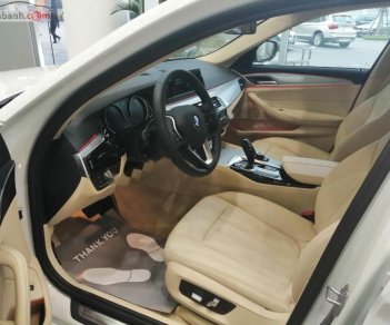 BMW 5 Series 520i 2018 - Bán BMW 520i All New G30, nhập khẩu, màu trắng, nội thất beige, xe có thể giao ngay với đầy đủ hồ sơ