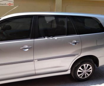 Toyota Innova 2.0E 2014 - Cần bán gấp Toyota Innova 2.0E đời 2014, màu bạc