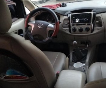 Toyota Innova 2.0E 2014 - Cần bán gấp Toyota Innova 2.0E đời 2014, màu bạc