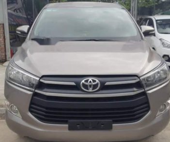 Toyota Innova  2.0 E 2016 - Cần bán gấp Toyota Innova 2.0 E năm 2016, màu xám, giá chỉ 690 triệu