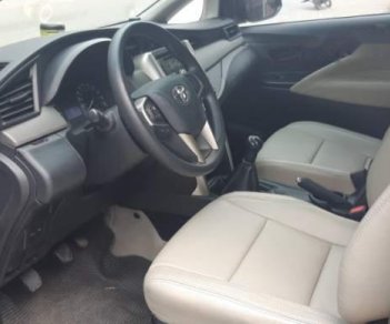 Toyota Innova  2.0 E 2016 - Cần bán gấp Toyota Innova 2.0 E năm 2016, màu xám, giá chỉ 690 triệu