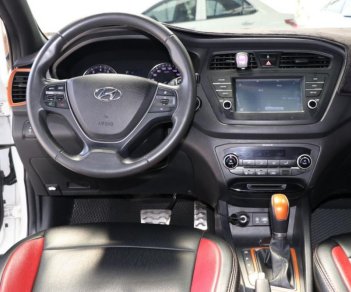 Hyundai i20 Active 1.4AT 2016 - Cần bán xe Hyundai i20 Active 1.4AT đời 2016, màu trắng, nhập khẩu nguyên chiếc