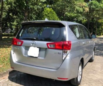 Toyota Innova E 2017 - Cần bán gấp Toyota Innova E sản xuất 2017, màu bạc số sàn