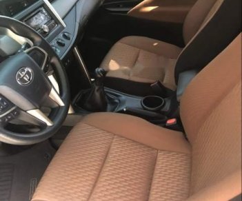 Toyota Innova E 2017 - Cần bán gấp Toyota Innova E sản xuất 2017, màu bạc số sàn