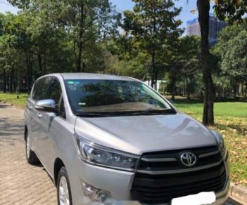 Toyota Innova E 2017 - Cần bán gấp Toyota Innova E sản xuất 2017, màu bạc số sàn