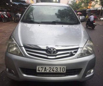 Toyota Innova 2011 - Cần bán lại xe Toyota Innova năm sản xuất 2011, màu bạc xe gia đình