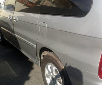 Kia Carnival 2.5 MT 2006 - Cần bán gấp xe Kia Carnival 7 chỗ, Sx 2006, số tay, máy xăng, màu bạ, nội thất màu ghi, đã đi 104000 km